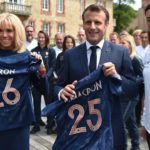 Emmanuel et Brigitte Macron rencontrent l'équipe de France féminine de foot : ils ont leur maill...