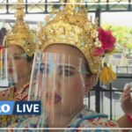 Thaïlande : des danseuses équipées de visières contre le coronavirus