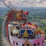 Thaïlande : Quand Mickey, Beckham ou un dragon géant entrent au temple…