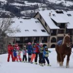 À cheval, en taxi ou dameuse, le système D des stations pour offrir un peu de ski
