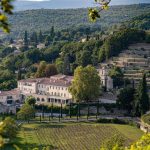 Deux fresques anciennes dÃ©couvertes sur les murs d'un hÃ´tel en Provence