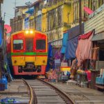 dÃ©couvrez en images cet incroyable marchÃ© sur une voie ferrÃ©e