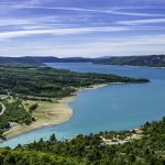 Provence : Redécouvrir le lac de Sainte-Croix qui fête ses 50 ans