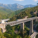 nos conseils pour explorer l’île en train ou en bus