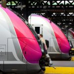 touristes et voyageurs déconcertés par la ligne J du Transilien